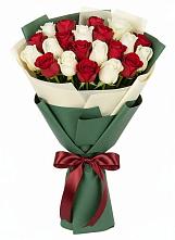 Букет Микс из красных и белых роз в Мишкинской