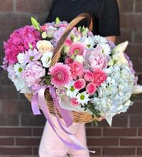 Цветочная композиция из Розы, Хризантемы, Пионы и Лизиантусы в корзине в Мишкинской