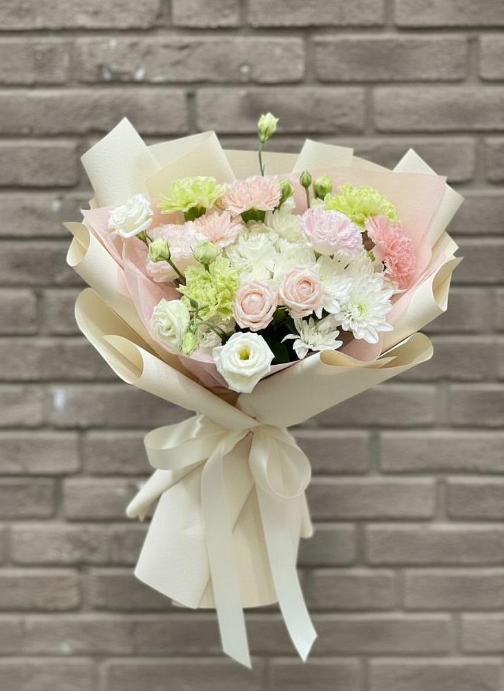 Букет цветов из: Гвоздики, Розы, Лизиантусы и Хризантемы в Мишкинской