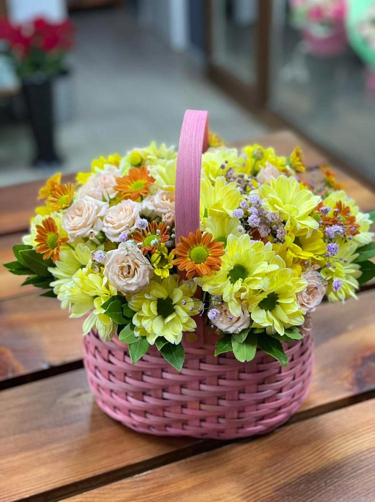 Цветочная композиция из Хризантемы и Розы в корзине в Мишкинской